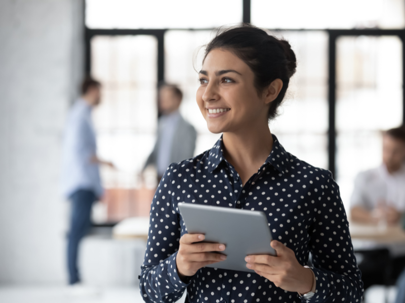 smilende kvinde med en tablet